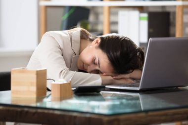 Ofis Masası üzerinde uyku işkadını