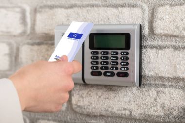 Elektronik anahtar kart tutan el