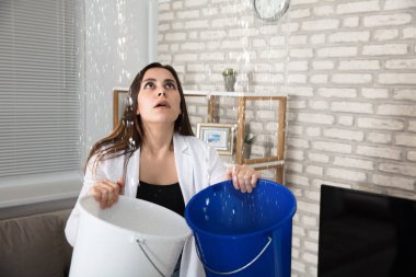 Kova su sızıntı toplama kadın