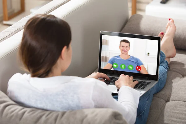 Frau im Videochat mit Mann — Stockfoto