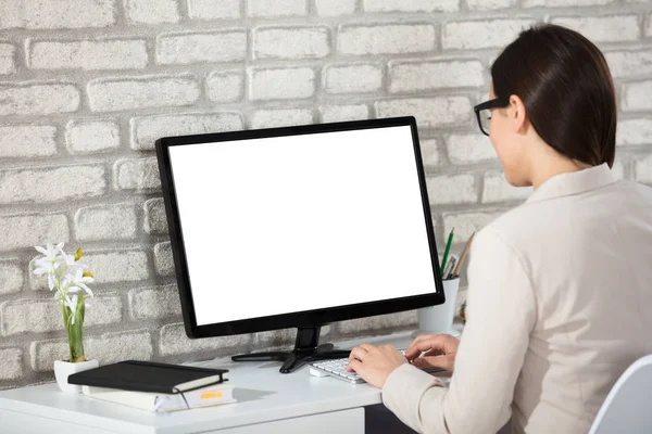 Empresaria usando computadora con pantalla en blanco — Foto de Stock