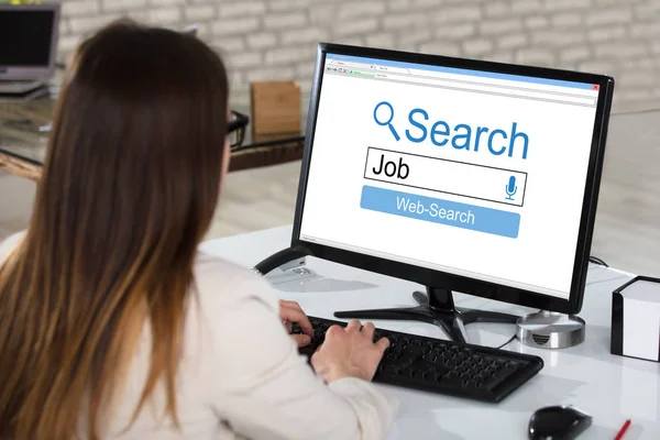 Zakenvrouw zoeken Online Vacatures — Stockfoto