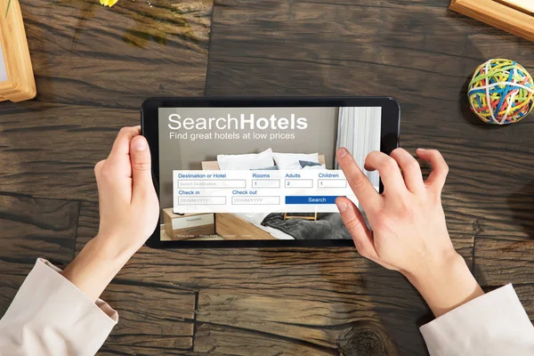 Kişi holding dijital tablet ekran 