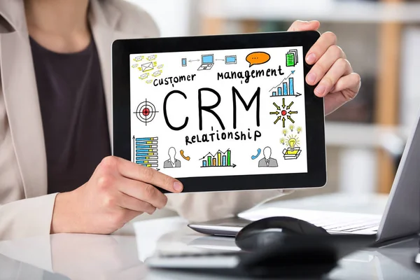 Zakenvrouw tonen Crm inscriptie — Stockfoto