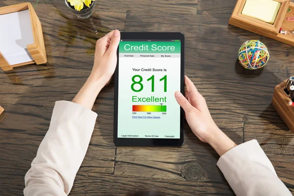 Empresária verificando pontuação de crédito online — Fotografia de Stock
