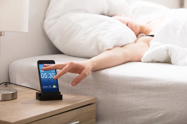 Uykulu kadın Snoozing Alarm telefon — Stok fotoğraf