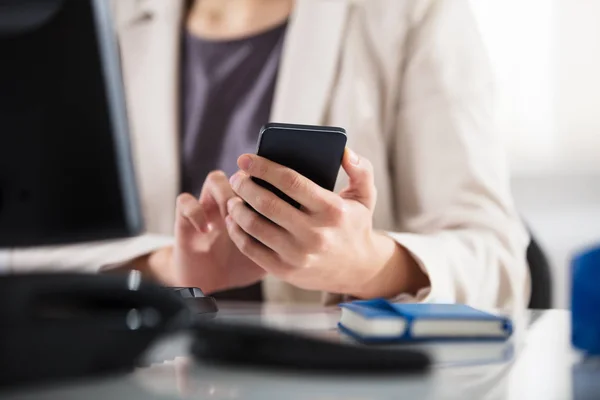 Businesswoman Using Smartphone — Stock Photo, Image