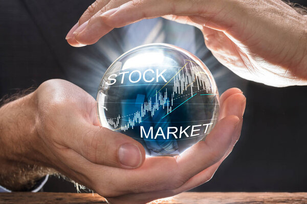 человек покрывающий хрустальный шар
