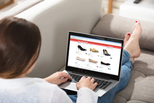 Женщина делает онлайн покупки — стоковое фото