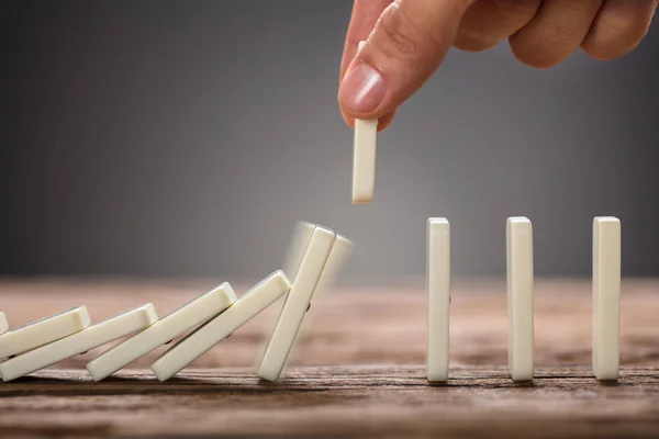 Düşen el malzeme çekme domino parça — Stok fotoğraf