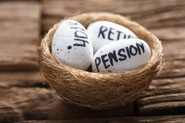 Pension 401k och pensionera sig skriftligt på ägg — Stockfoto