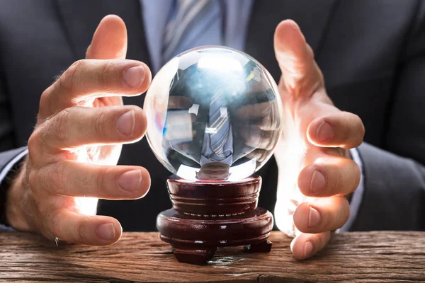 Persoon die betrekking hebben op crystal ball op standaard — Stockfoto