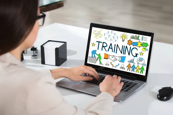 Businesswoman Using Laptop — Stock Photo, Image