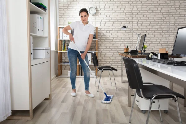 Jonge vrouw schoonmaak vloer — Stockfoto