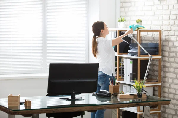 Oficina de limpieza mujer — Foto de Stock