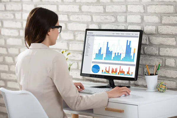 Бізнес жінка аналізує графік на комп'ютері — стокове фото