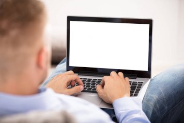 Laptop ekran gösterilen adamla