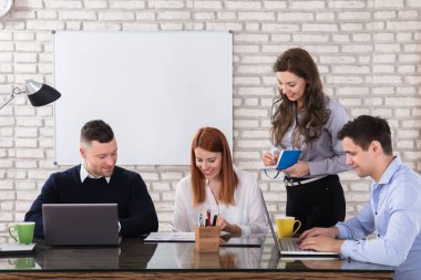 İşadamları toplantısında Modern ofisindeki geçerli sorunları tartışın