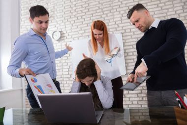 Depresif genç işkadını Office onun meslektaşım ateş