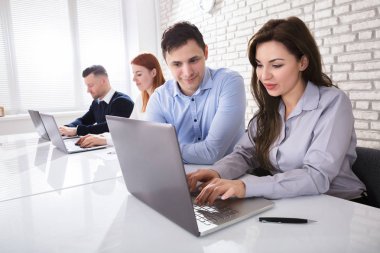 Meslektaşları ile çalışan iş adamları