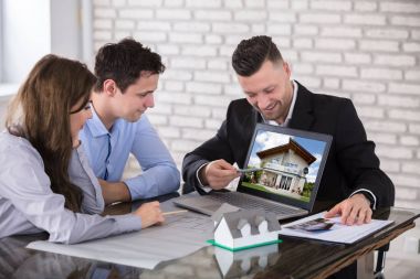 Erkek mimar ev modeli dizüstü bilgisayarda Office içinde birleştirmek için gösterilen