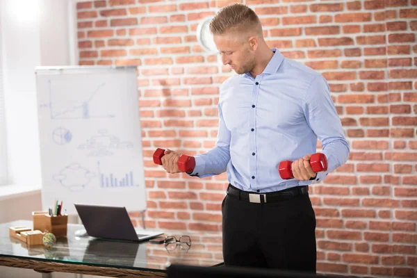 Empresario haciendo ejercicio con pesimistas — Foto de Stock