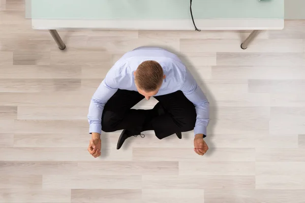 Бизнесмен, занимающийся медитацией в офисе — стоковое фото