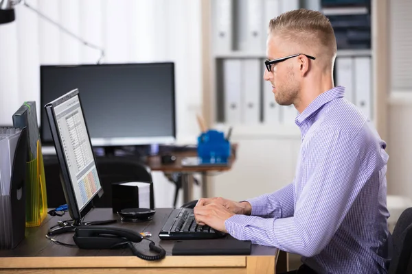 Biznesmen przy komputerze w biurze — Zdjęcie stockowe