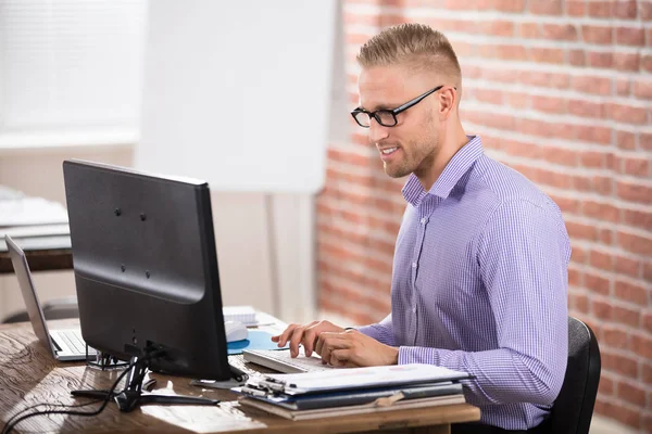 Zakenman werkt op de computer — Stockfoto