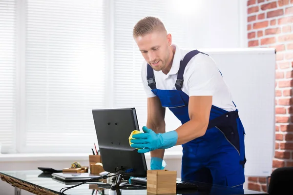 Conciërge schoonmaken Computer — Stockfoto