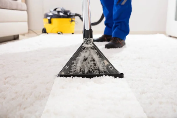 Janitor Cleaning Carpet — Stock Photo, Image