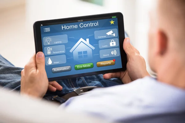 Hombre usando el sistema de control en casa — Foto de Stock