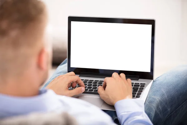 Mann mit Laptop zeigt Bildschirm — Stockfoto