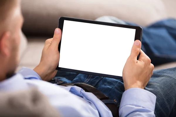 Man som håller digital tablett — Stockfoto