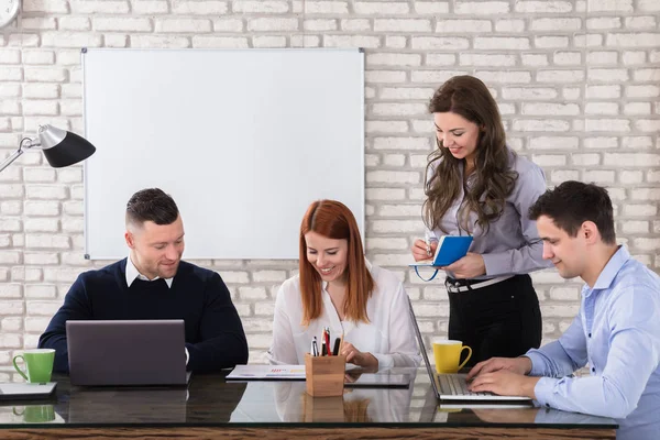 Geschäftsleute Diskutieren Modernem Büro Aktuelle Themen — Stockfoto