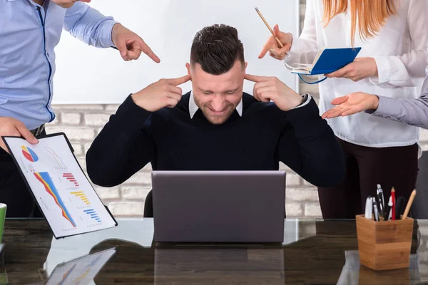 Boos Zakenmensen Wijzend Mannelijke Collega Tijdens Vergadering Office — Stockfoto