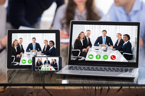 Videoconferenza Moderni Dispositivi Elettronici Sopra Scrivania Dell Ufficio — Foto Stock