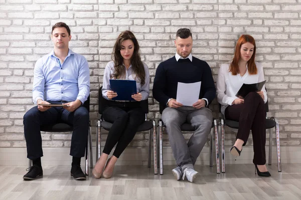 Grupp Människor Sitter Stol Väntar Anställningsintervju Office — Stockfoto