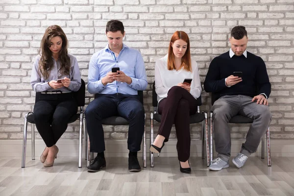 Gente Negocios Sentada Silla Usando Teléfono Inteligente Oficina — Foto de Stock