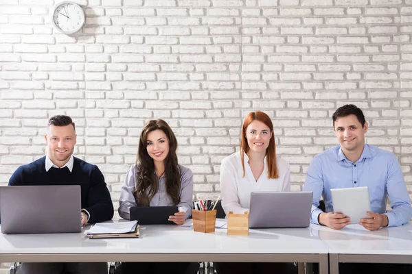 Retrato Empresarios Felices Sosteniendo Dispositivos Electrónicos Lugar Trabajo Oficina —  Fotos de Stock