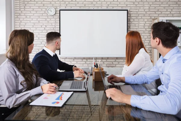 Grupo Pessoas Negócios Olhando Para Conselho Branco Reunião Negócios — Fotografia de Stock