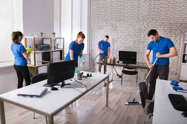 Kelompok Petugas Kebersihan Kantor Modern Dengan Peringatan Basah Lantai Tanda — Stok Foto