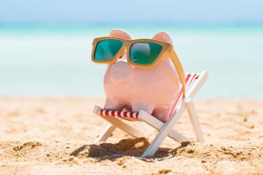Ahşap güneş gözlüğü ile Piggy banka 