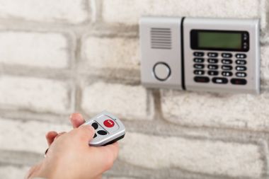 Uzaktan kumanda aletini kullanarak kişi 