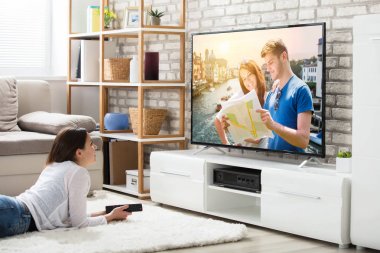 Televizyon izleyen kadın
