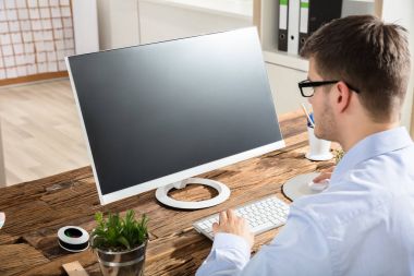 bilgisayar kullanarak iş adamı  