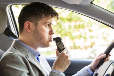 Adam alarak alkol testi