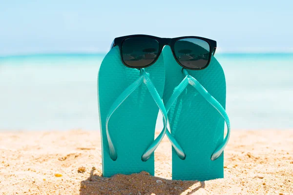 Solglasögon över Flip Flops — Stockfoto