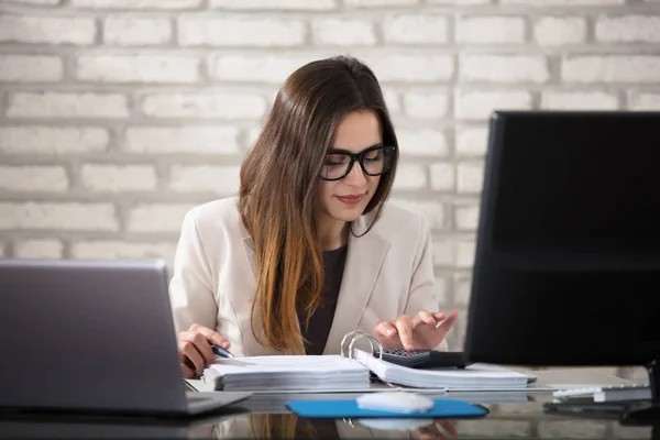 Lächelnder Buchhalter mit Taschenrechner — Stockfoto