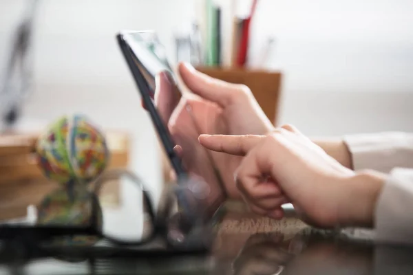 Näringsidkare anläggning digital tablet — Stockfoto